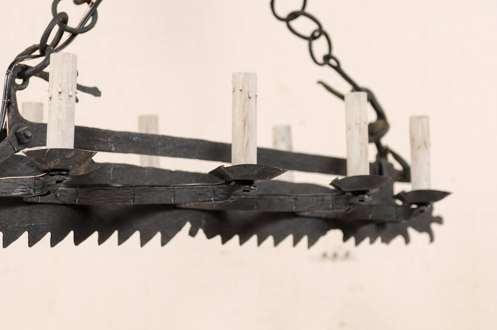 Französischer achtflammiger französischer Kronleuchter aus geschmiedetem Eisen aus einem Schmiedeeisenschnabel aus dem 19. Jahrhundert im Angebot 3