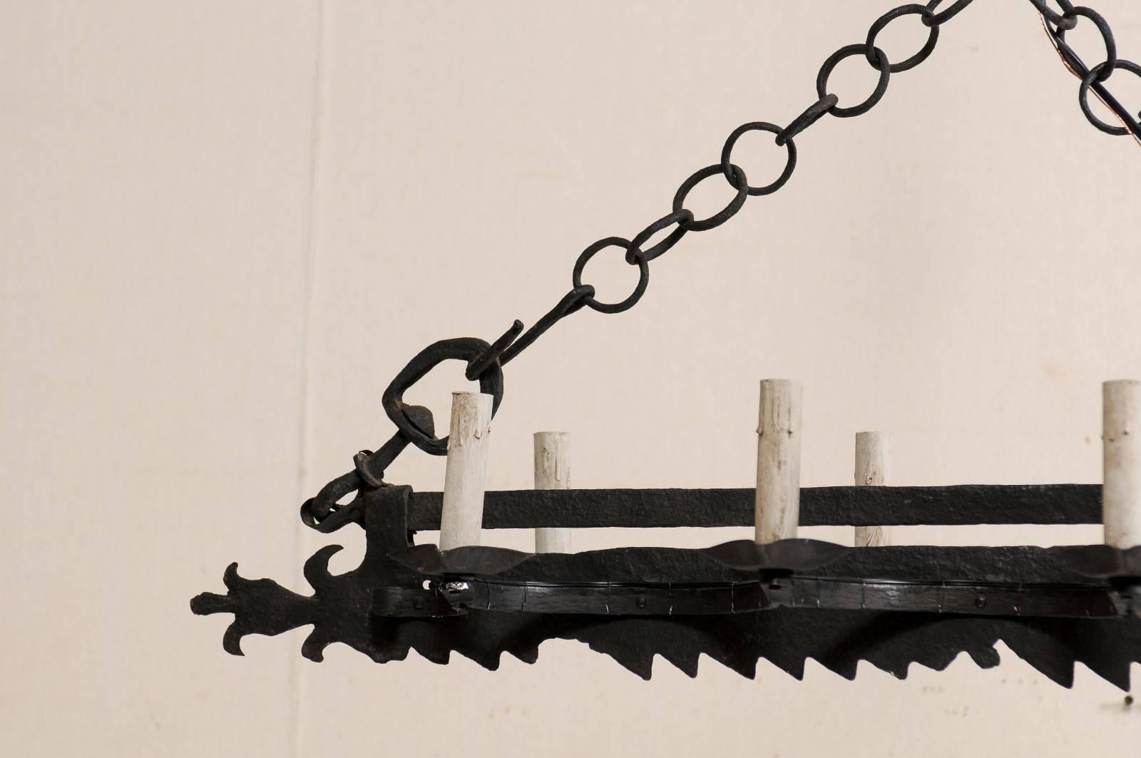 Französischer achtflammiger französischer Kronleuchter aus geschmiedetem Eisen aus einem Schmiedeeisenschnabel aus dem 19. Jahrhundert (Metall) im Angebot