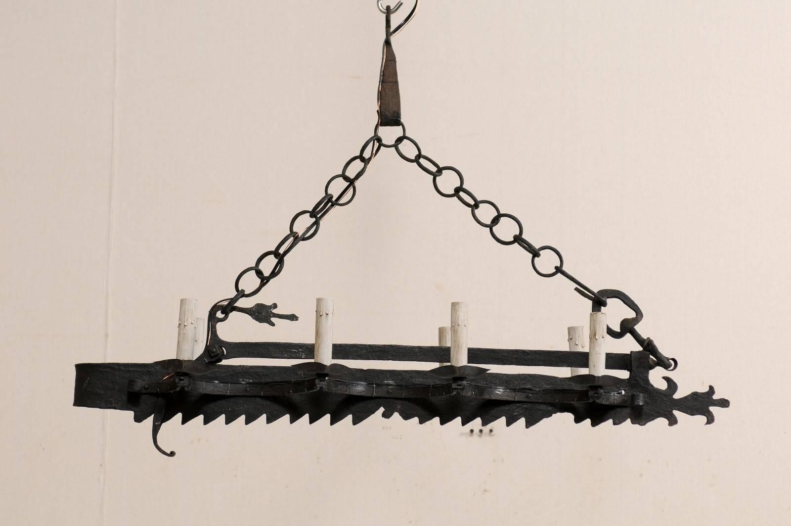 Français Lustre français à huit lumières en fer forgé fabriqué à partir d'un clou de serrure du 19ème siècle en vente
