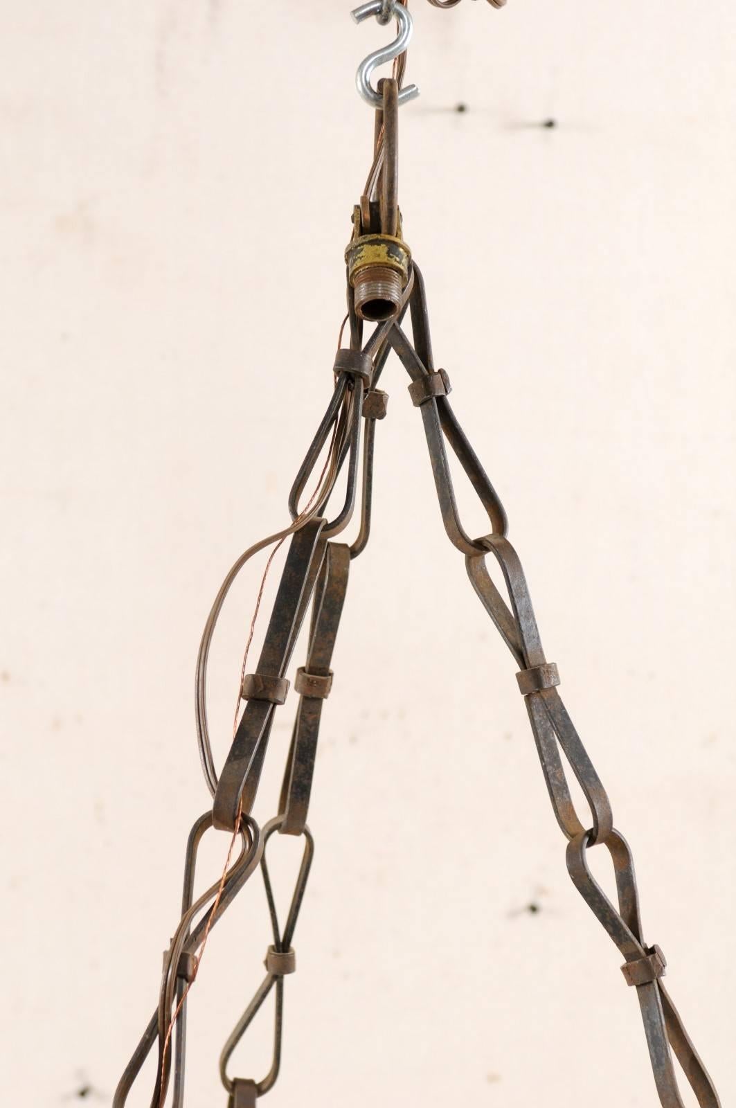 6-flammiger, verschnörkelter Eisenring-Kronleuchter mit C-Roll-Motiv und Gliederketten aus Schleife (Französisch) im Angebot