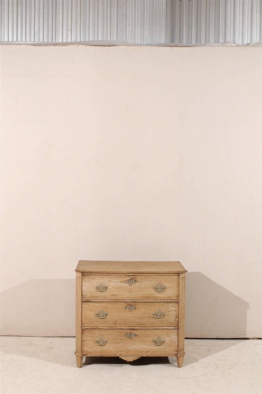 English 19th Century Bleached Chest with Beveled and Fluted Sides In Good Condition In Atlanta, GA