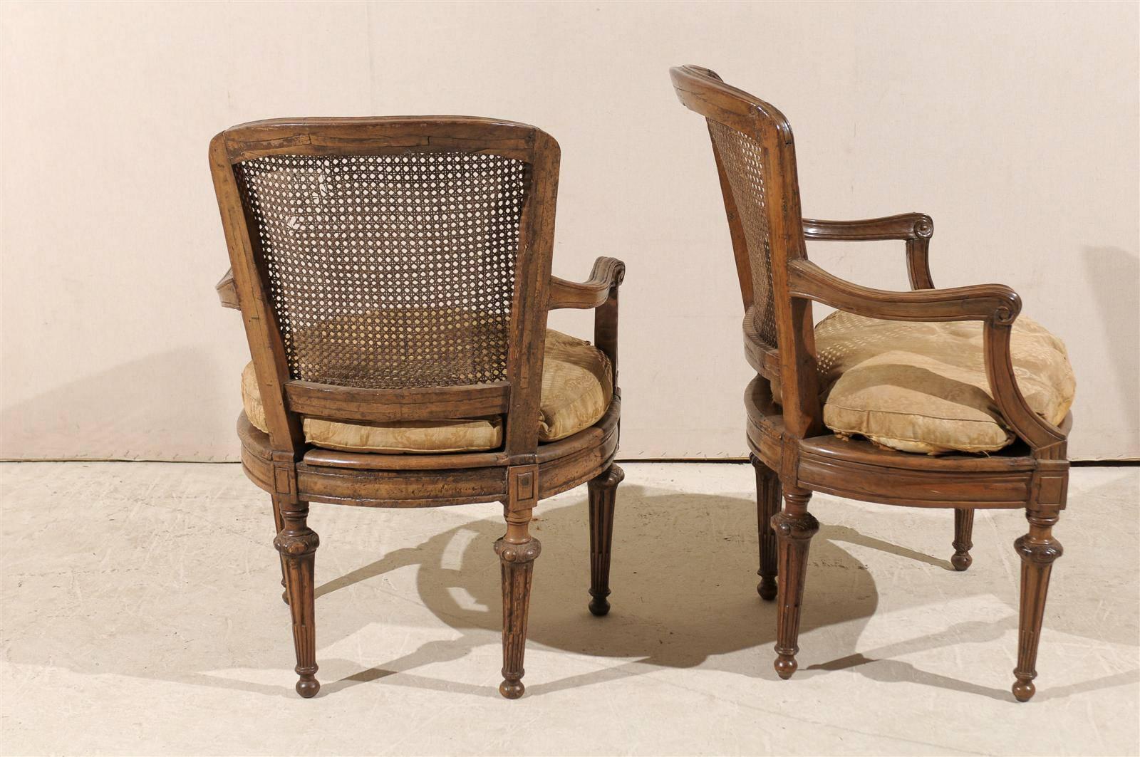 Pair of Italian 18th Century Wooden Armchairs For Sale 3