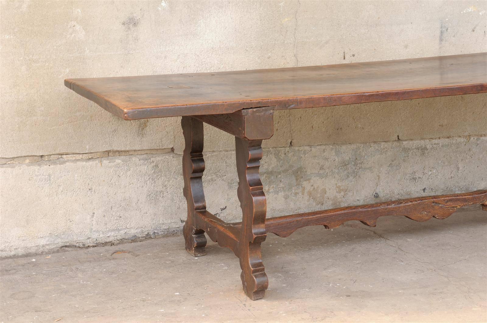 XVIIIe siècle et antérieur Table de salle à manger italienne du 18ème siècle en noyer avec tréteaux sculptés et barre en forme de croix en vente