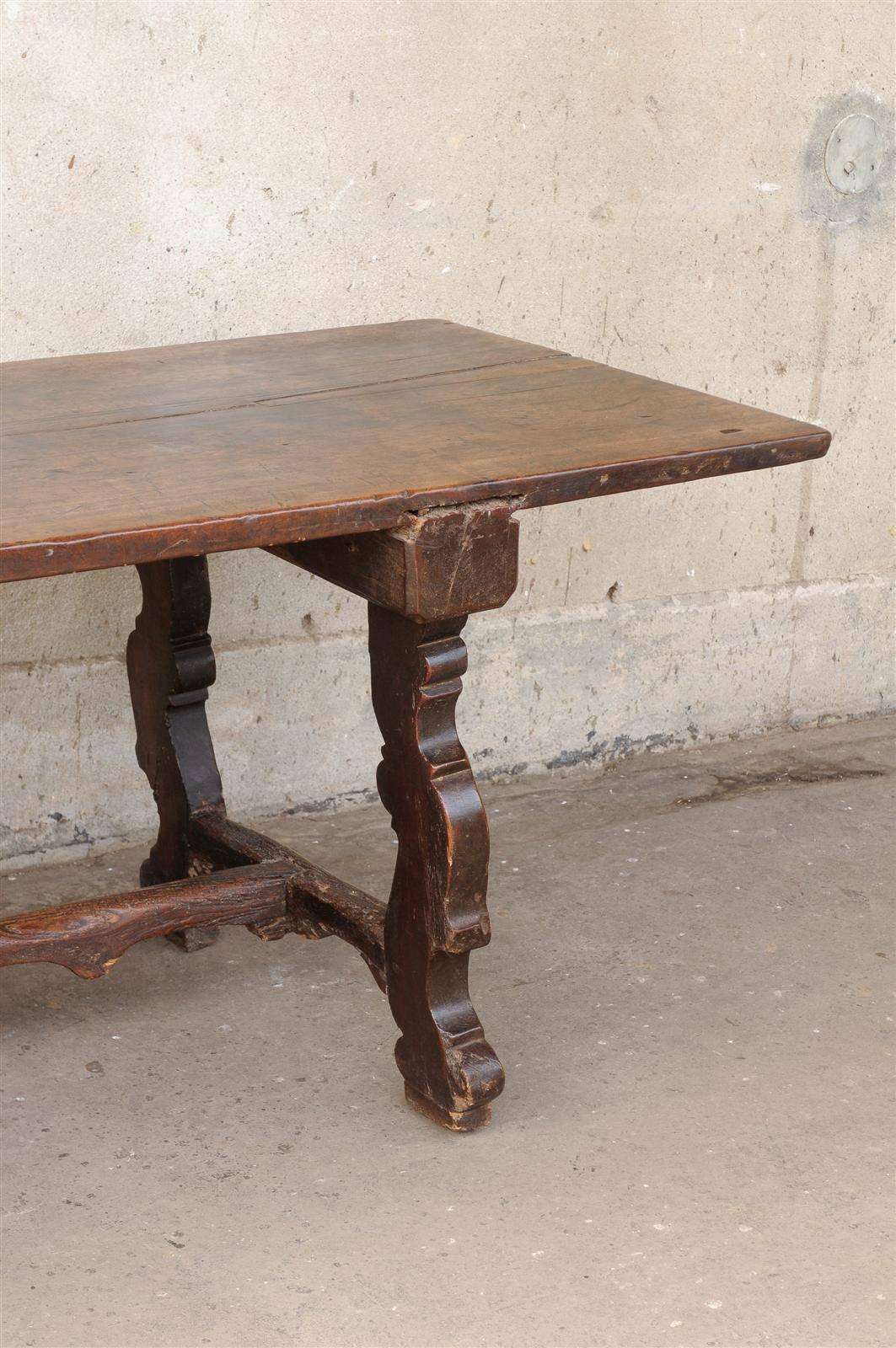 Noyer Table de salle à manger italienne du 18ème siècle en noyer avec tréteaux sculptés et barre en forme de croix en vente