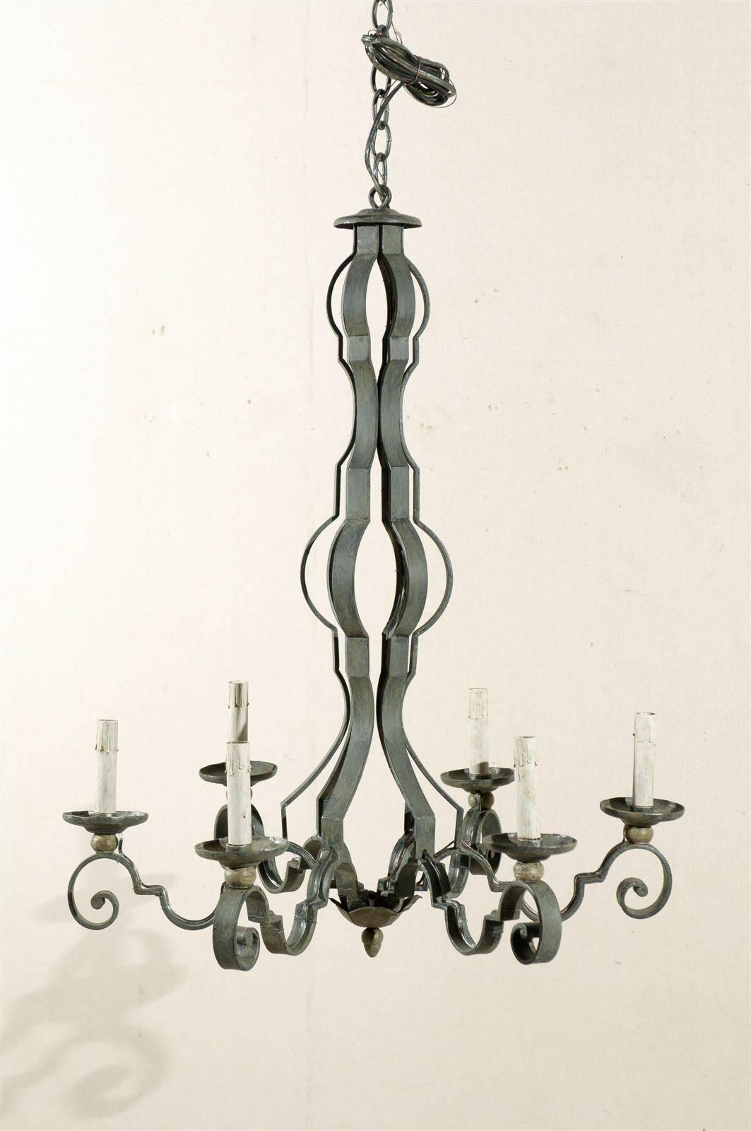 Français Lustre français à 6 lumières en fer peint de style colonne, recâblé pour les États-Unis en vente