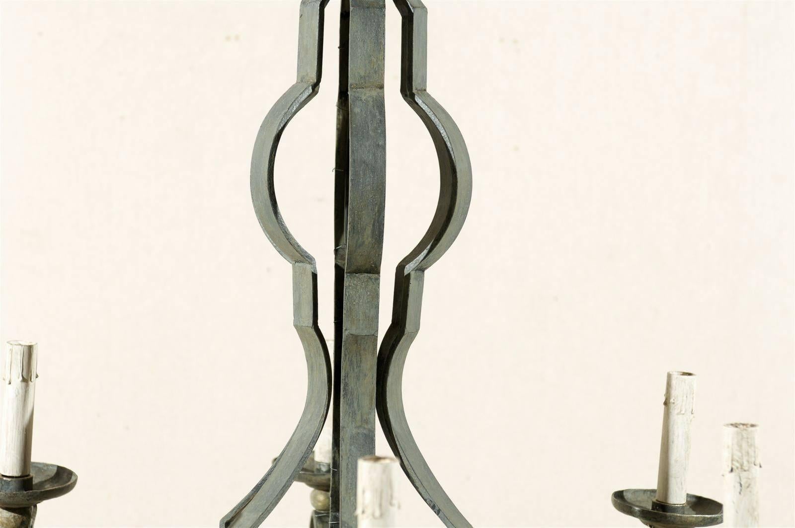6-Licht-Kronleuchter aus lackiertem Eisen im Säulenstil, neu verkabelt für die USA  (20. Jahrhundert) im Angebot