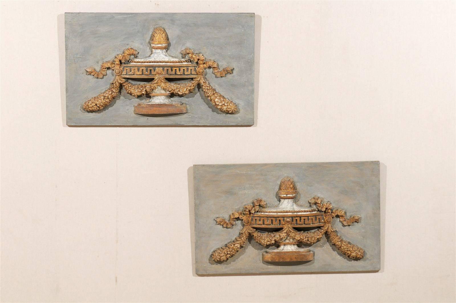 Exquisita Pareja de Placas de Madera Pintada Italianas del Siglo XIX con Urna Tallada en Dorado y Decorada con Detalles de Espadas, Piñas y Faux-Mármol.

