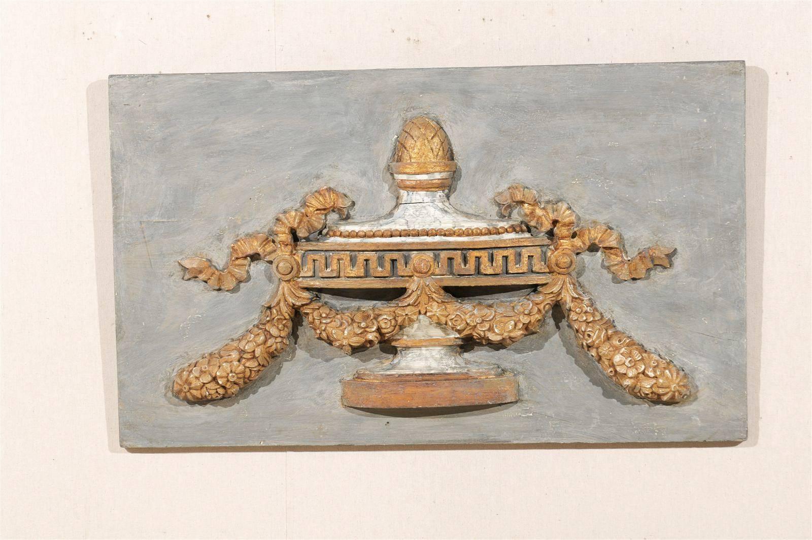 Pareja de placas murales italianas del s. XIX de madera pintada con urnas talladas Dorado en venta