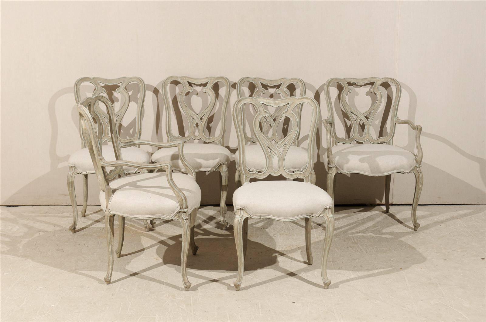 A set of six Venetian style painted wood dining room chairs with nicely carved back, cabriole legs, seats reupholstered in Belgian linen. From the 20th century. Please note that the dimensions for these Venetian style chairs noted below are for the
