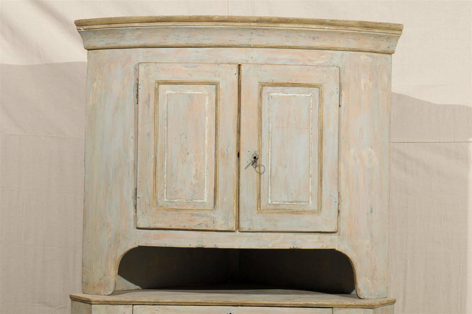 Swedish Early 19th Century Large Size Karl Johan Corner Cabinet In Good Condition In Atlanta, GA