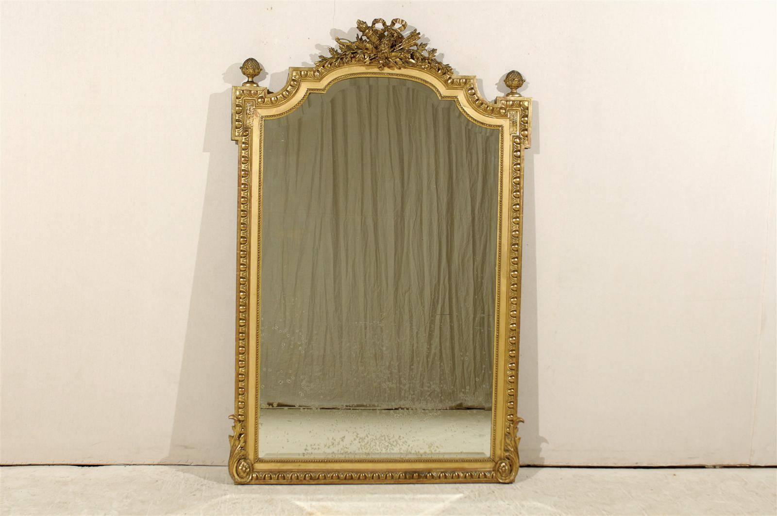 Français Un miroir ancien français magnifiquement sculpté et doré, de plus de 5,5 pieds de haut en vente
