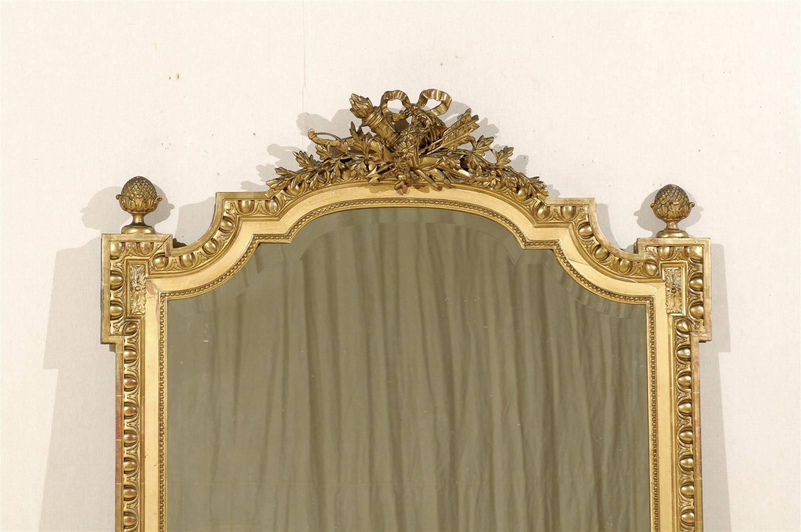 Bois Un miroir ancien français magnifiquement sculpté et doré, de plus de 5,5 pieds de haut en vente