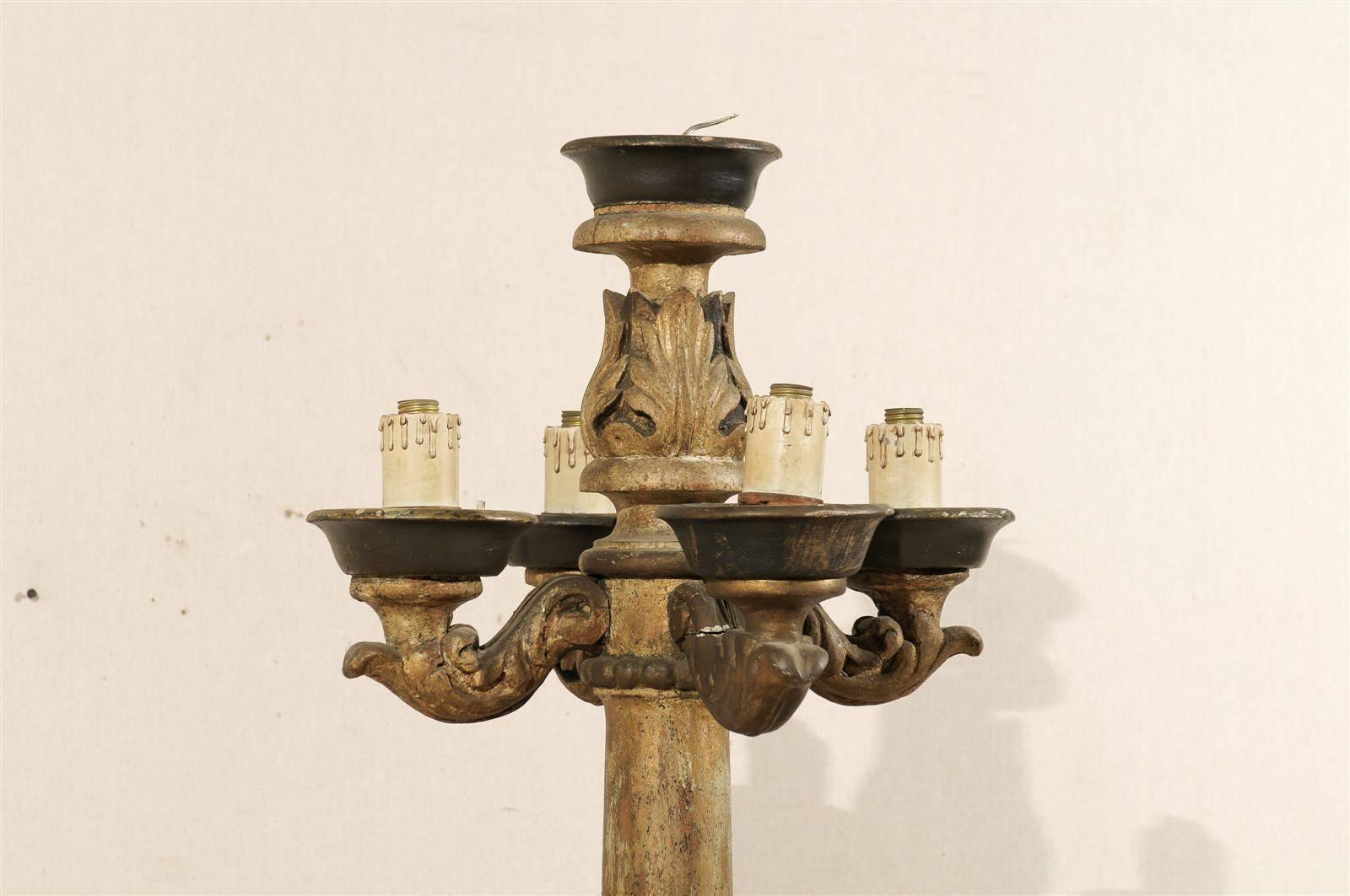 Magnifique candélabre de sol italien du 19ème siècle en bois peint et sculpté Bon état à Atlanta, GA