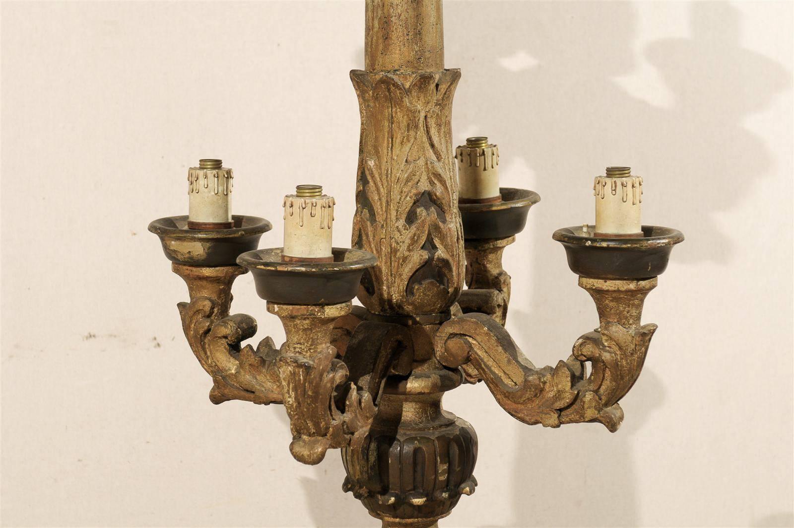 Exquisiter italienischer Bodenkandelaber aus bemaltem und geschnitztem Holz, 19. Jahrhundert im Zustand „Gut“ im Angebot in Atlanta, GA