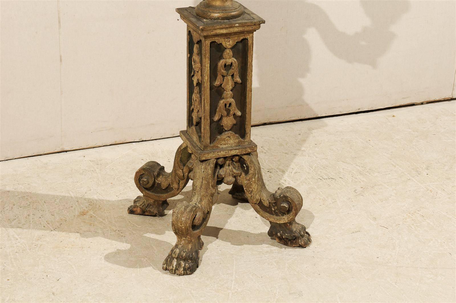 Exquisiter italienischer Bodenkandelaber aus bemaltem und geschnitztem Holz, 19. Jahrhundert (Gips) im Angebot