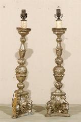 Pareja de candelabros de madera dorada italiana del siglo XIX Lámparas de sobremesa