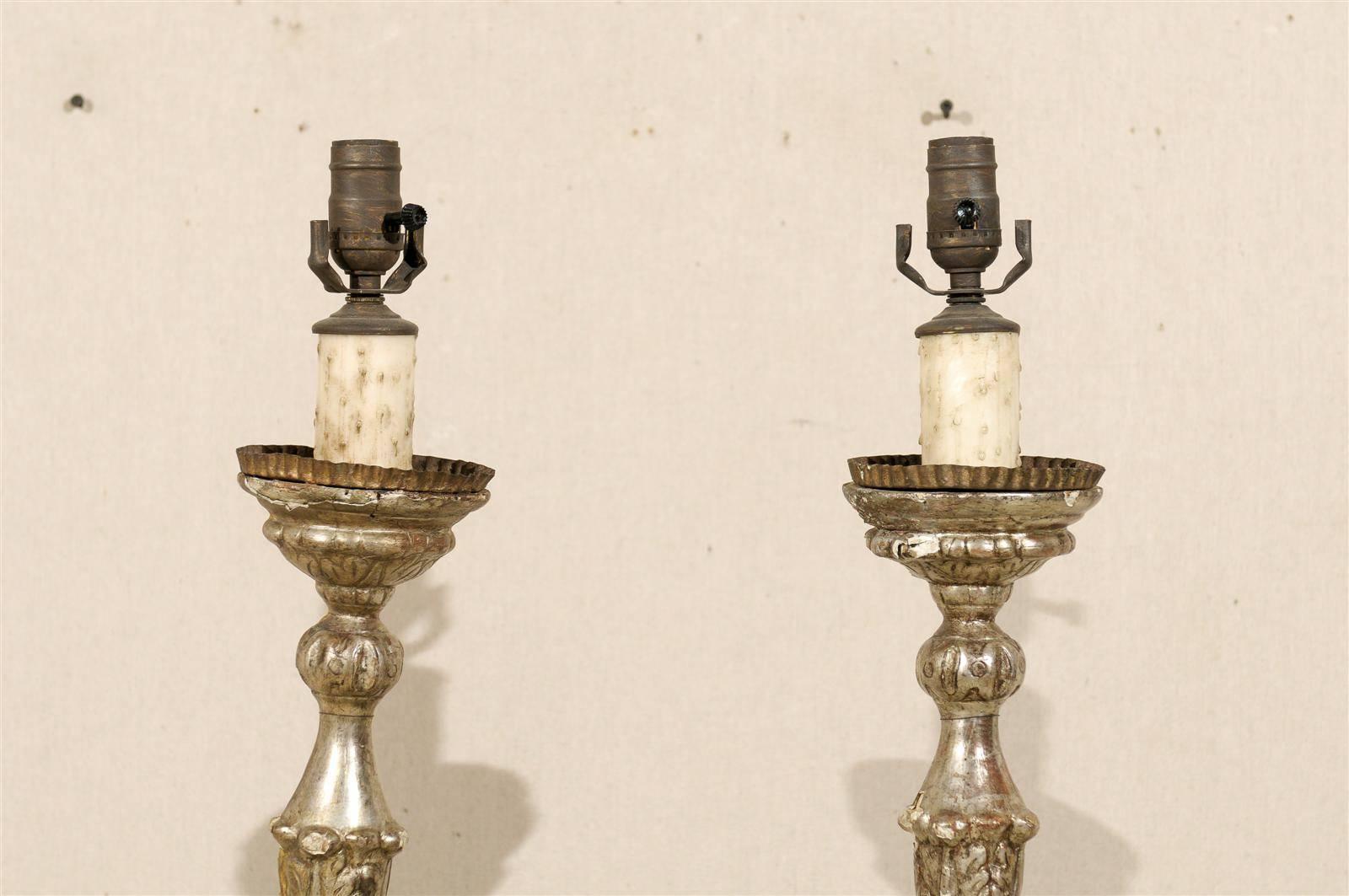 Doré Paire de chandeliers en bois doré italiens du 19e siècle Lampes de table en vente