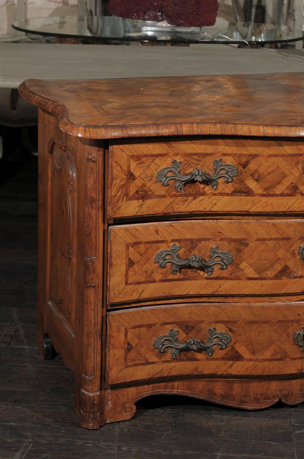 Early 18th C. Italian Period Baroque Sepentine Chest w/ Beautiful Marquetry In Good Condition For Sale In Atlanta, GA