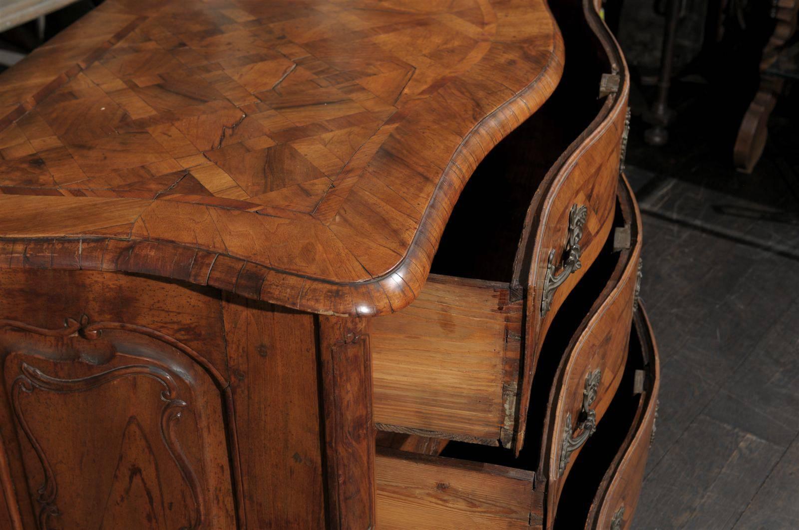 Arqueta Sepentina Barroca de la Época Italiana de principios del s. XVIII con bella marquetería Madera en venta