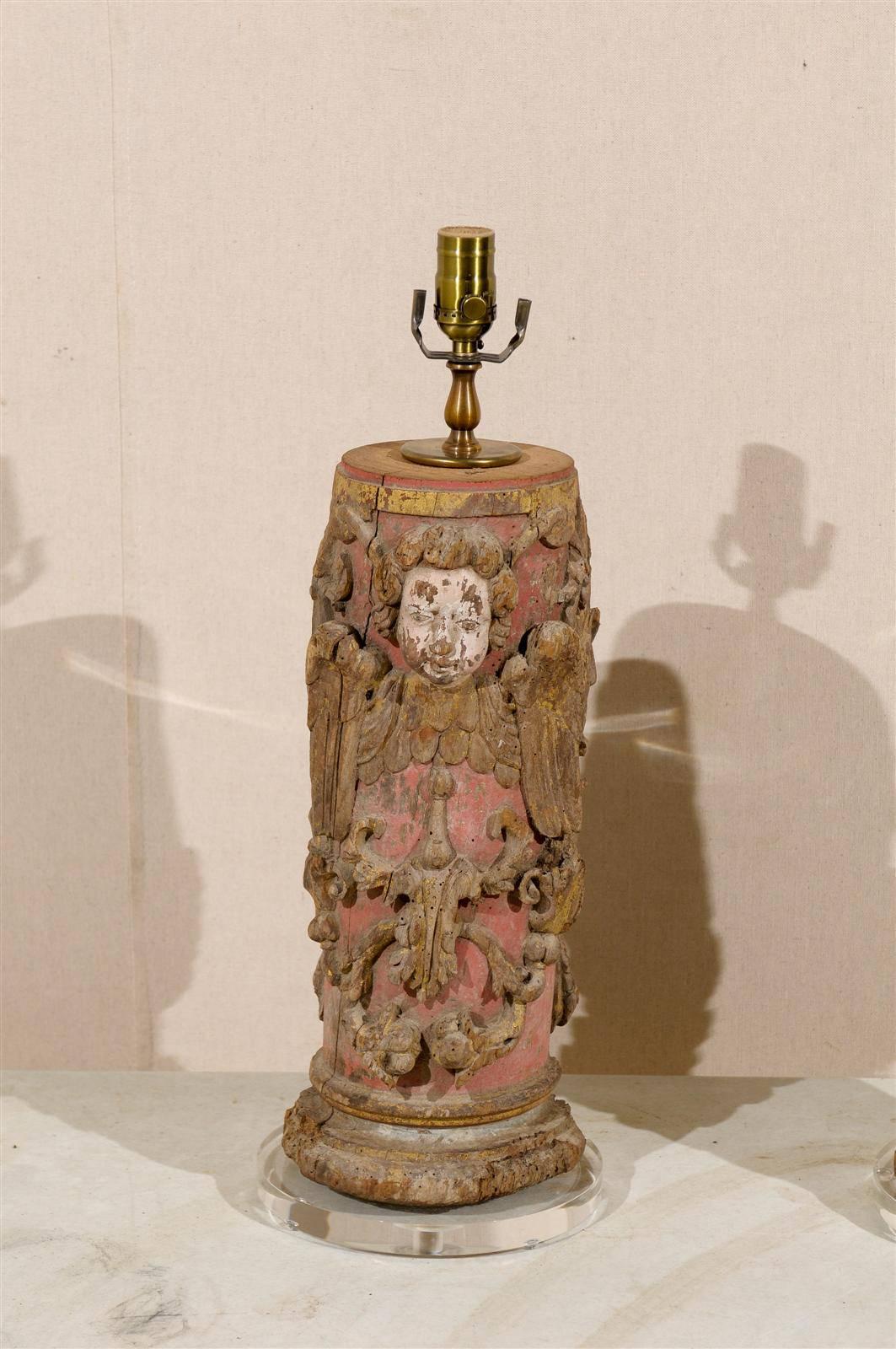 Paar portugiesische Tischlampen aus bemaltem Holz des 18. Jahrhunderts mit Engelsdarstellung (Portugiesisch) im Angebot