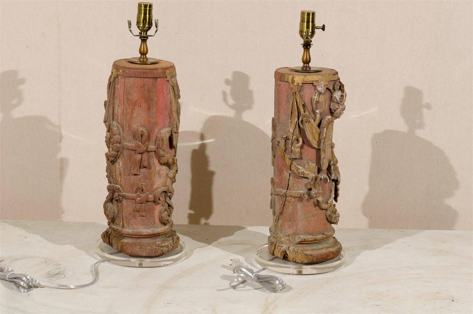 Paar portugiesische Tischlampen aus bemaltem Holz des 18. Jahrhunderts mit Engelsdarstellung (18. Jahrhundert und früher) im Angebot