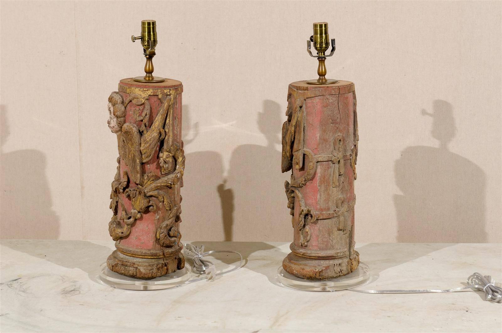 Paar portugiesische Tischlampen aus bemaltem Holz des 18. Jahrhunderts mit Engelsdarstellung (Lucite) im Angebot