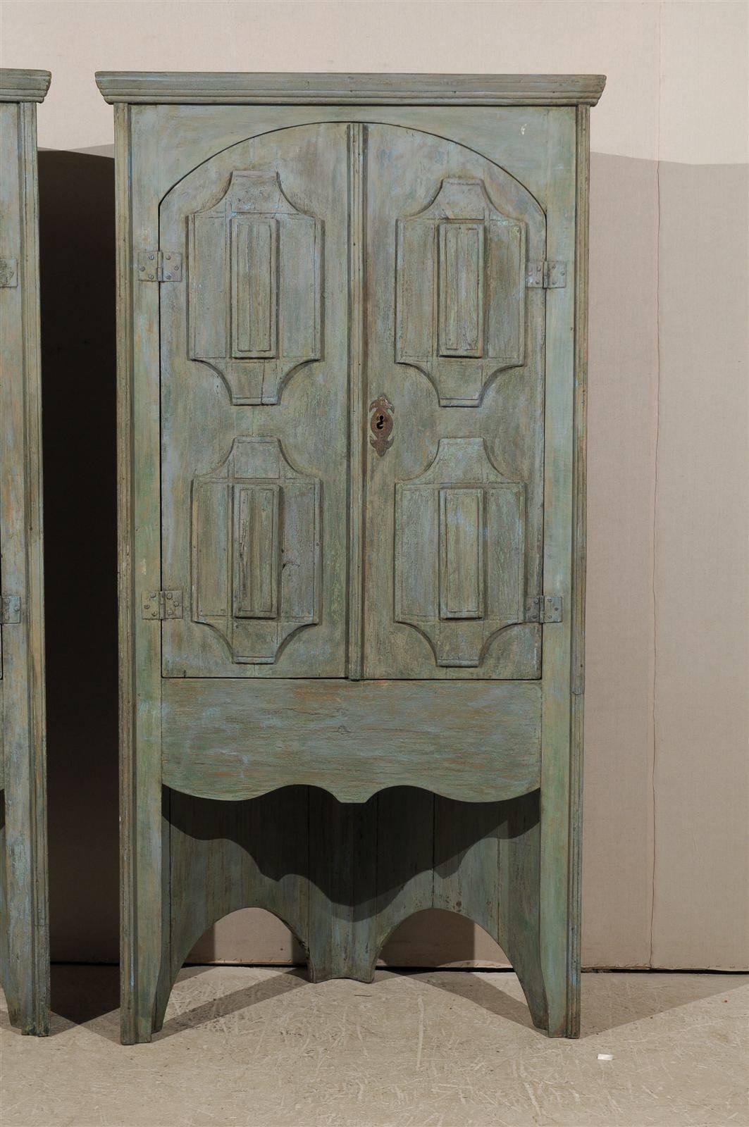 Ein Paar bemalte, 7,5 Fuß hohe Eckschränke aus Holz mit offenem Raum darunter aus dem 19. Jahrhundert (Brasilianisch) im Angebot