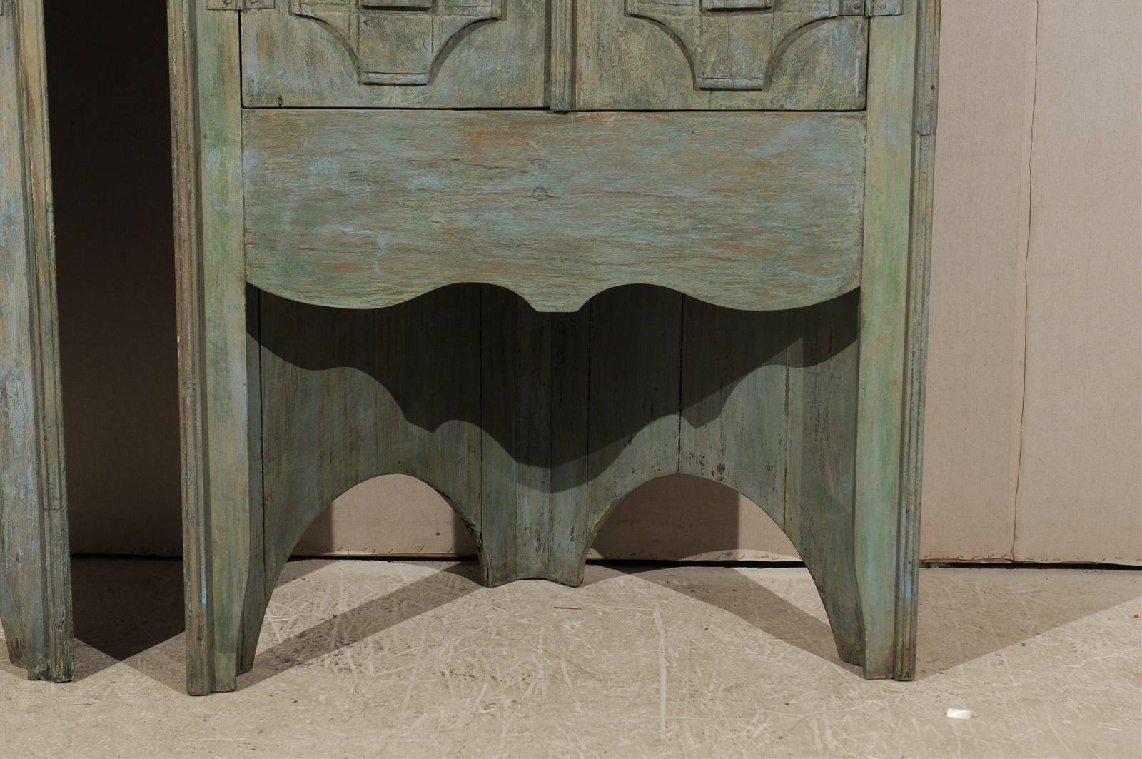 Ein Paar bemalte, 7,5 Fuß hohe Eckschränke aus Holz mit offenem Raum darunter aus dem 19. Jahrhundert (Gemalt) im Angebot