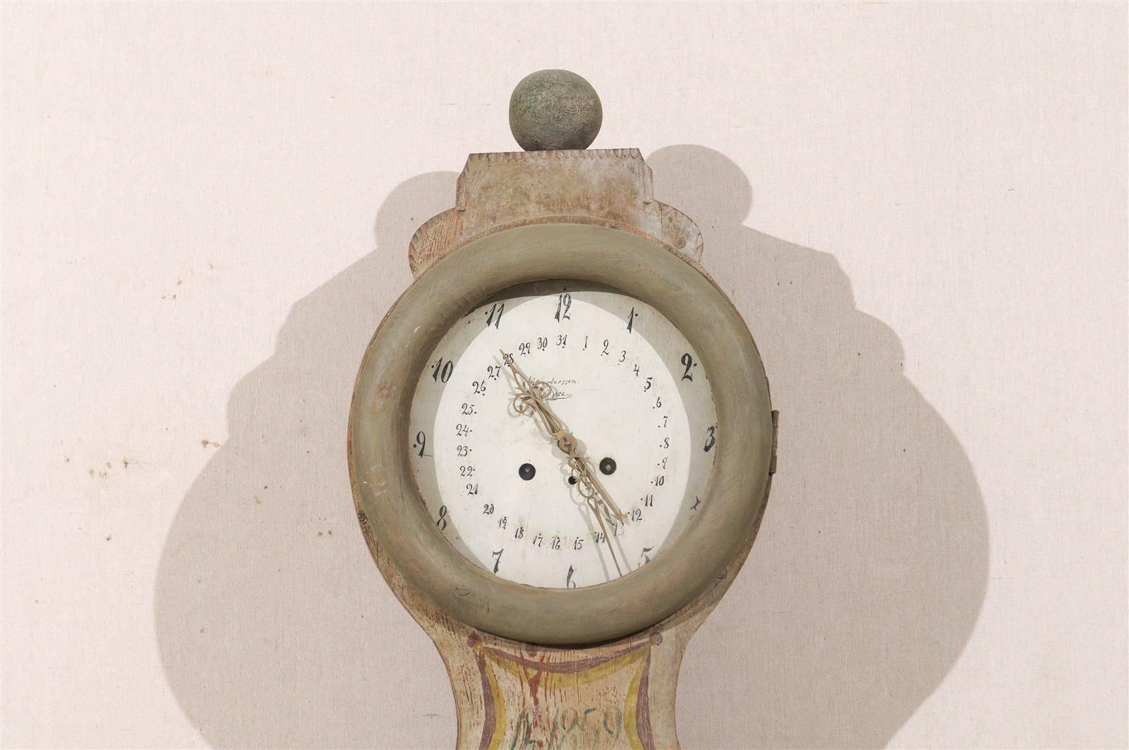 Exquisite schwedische Uhr aus dem 19. Jahrhundert mit geschnitztem Wappen und Voluten auf dem Sockel (Schwedisch) im Angebot