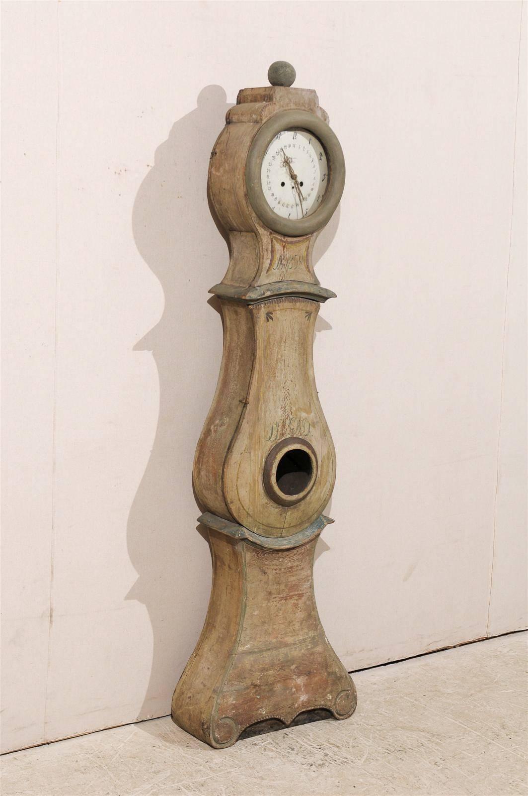 Exquisite Swedish 19th Century Clock with Carved Crest and Volutes on the Base For Sale 3