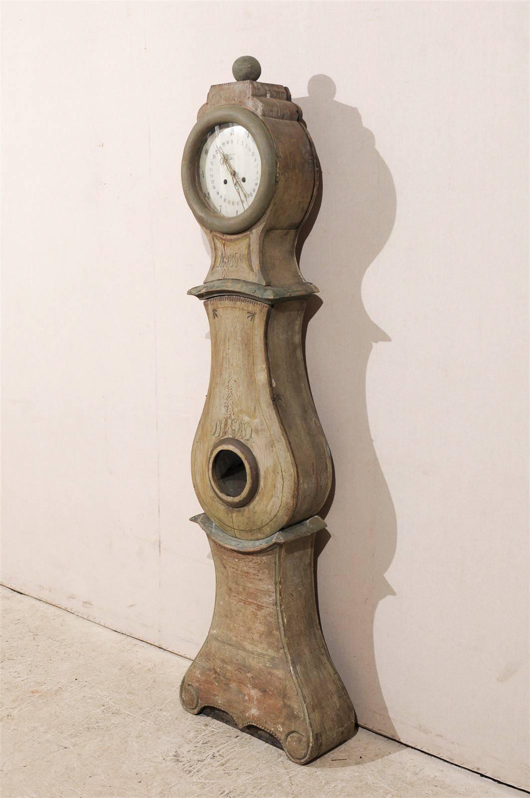 Exquisite Swedish 19th Century Clock with Carved Crest and Volutes on the Base For Sale 4