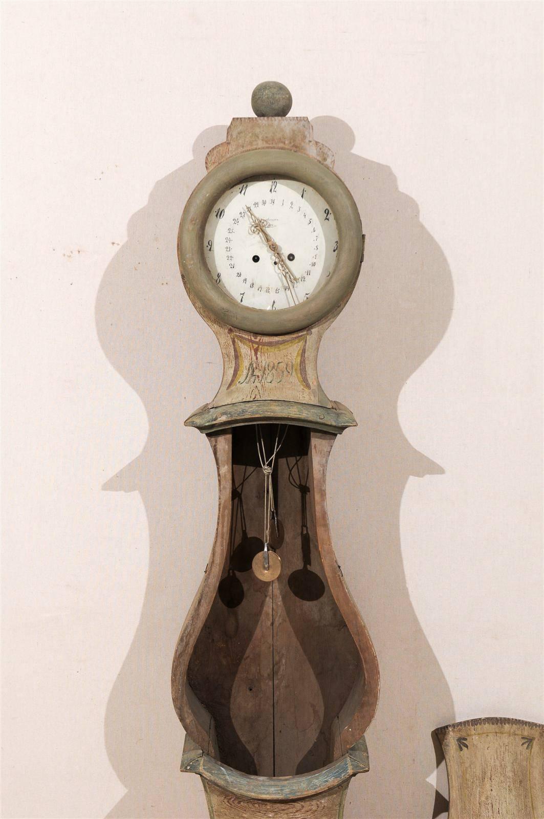 Exquisite schwedische Uhr aus dem 19. Jahrhundert mit geschnitztem Wappen und Voluten auf dem Sockel im Angebot 3