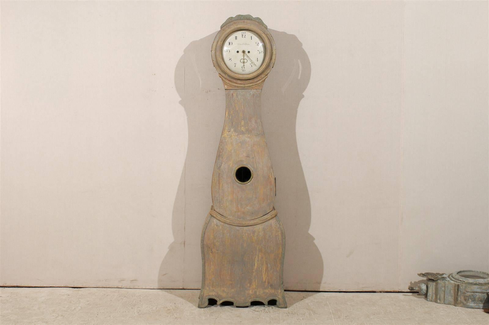 18th Century Swedish Painted Wood Clock with Scalloped Base and Original Paint In Good Condition For Sale In Atlanta, GA