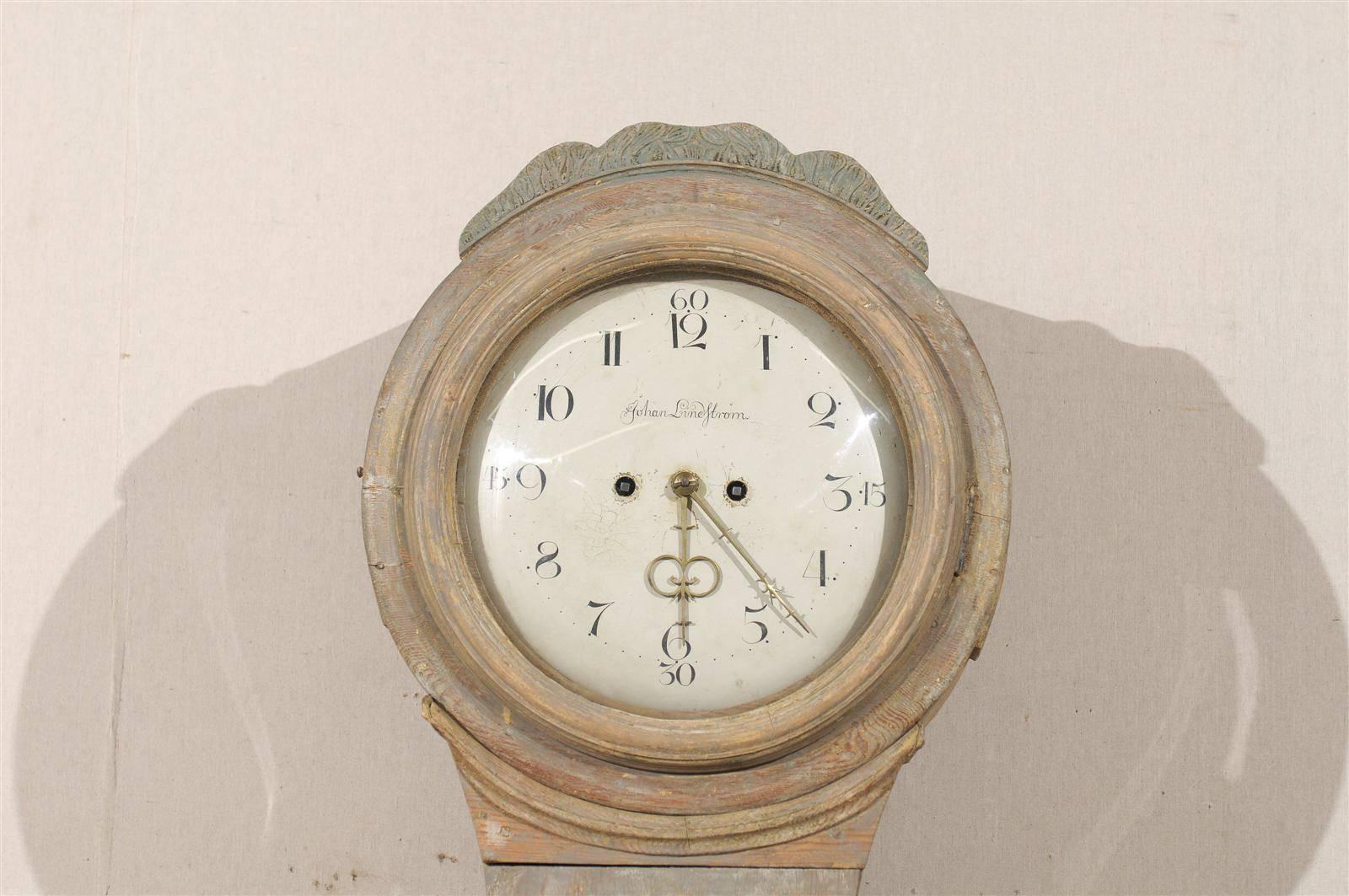 Horloge suédoise en bois peint du 18ème siècle avec base festonnée et peinture d'origine en vente 2