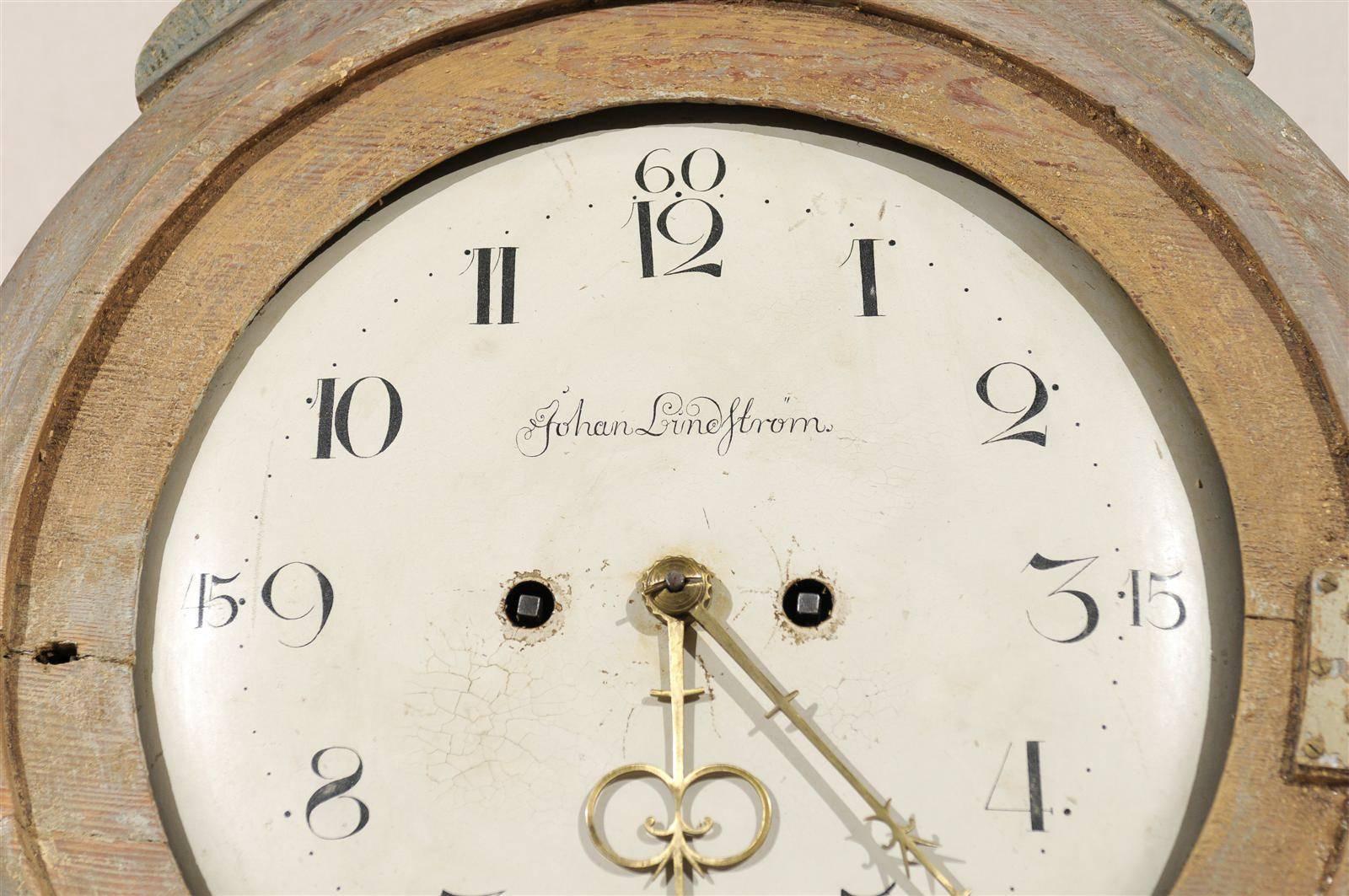 Horloge suédoise en bois peint du 18ème siècle avec base festonnée et peinture d'origine en vente 3