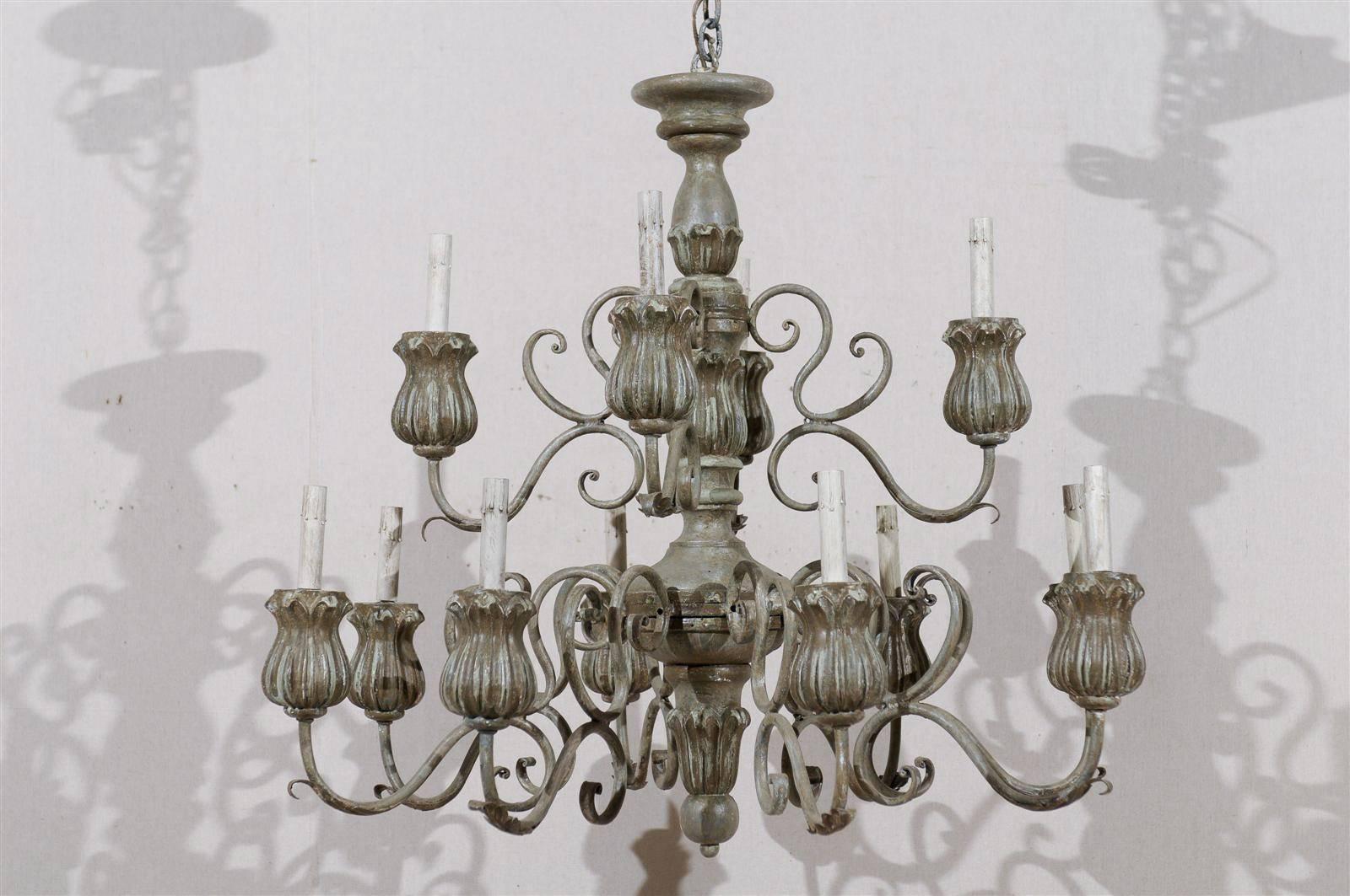 Peint Lustre italien à 2 étages, 12 lampes, en bois peint avec bouleaux en forme de fleur en vente