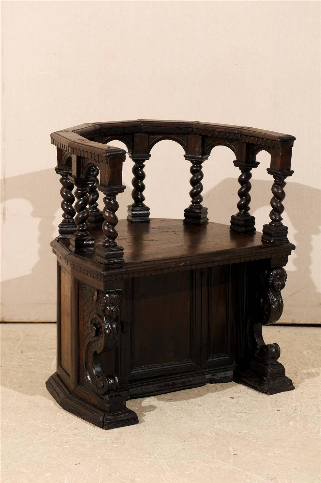 Silla redonda de madera tallada italiana del siglo XVIII Italiano en venta