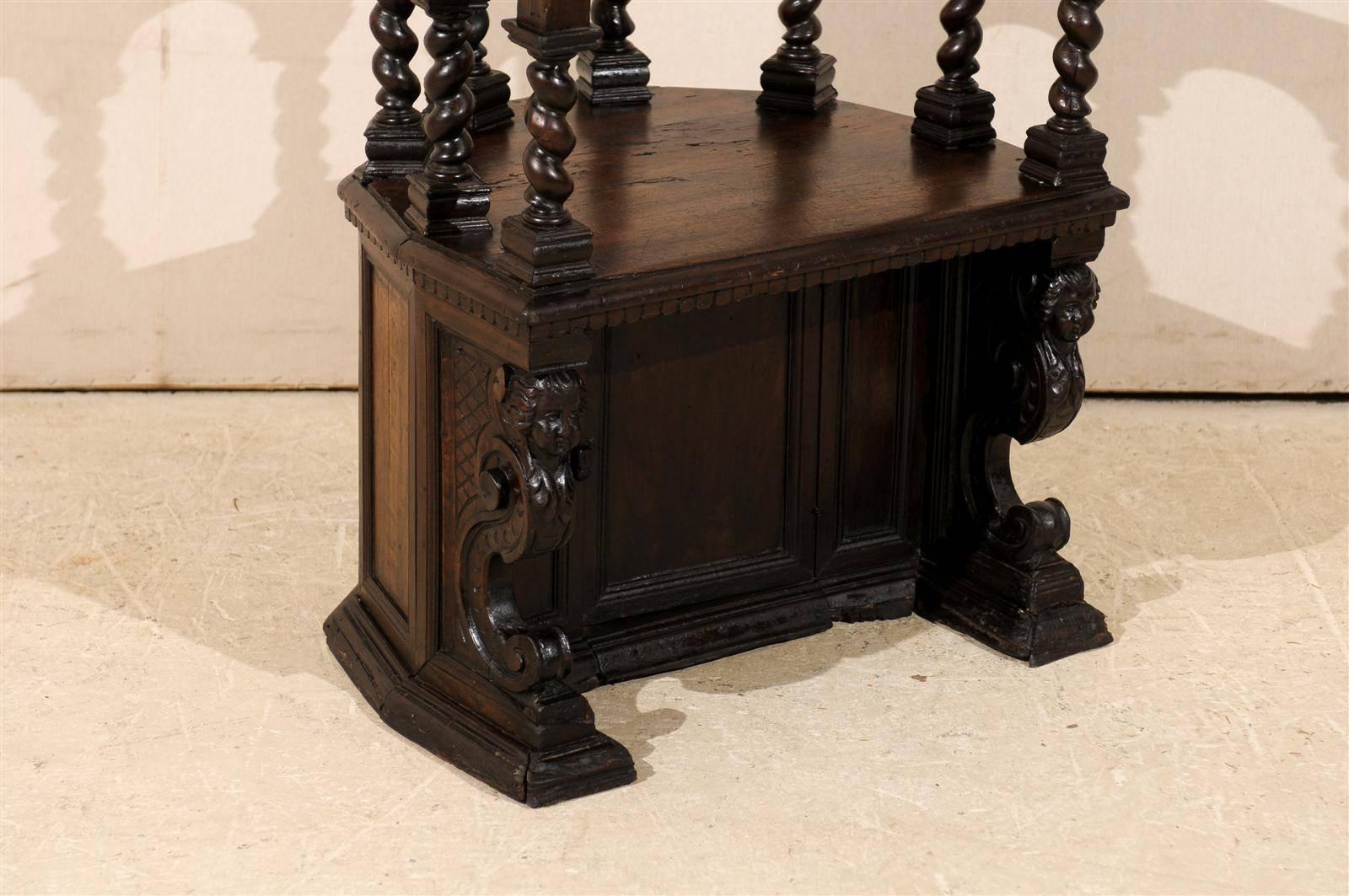Silla redonda de madera tallada italiana del siglo XVIII en venta 1