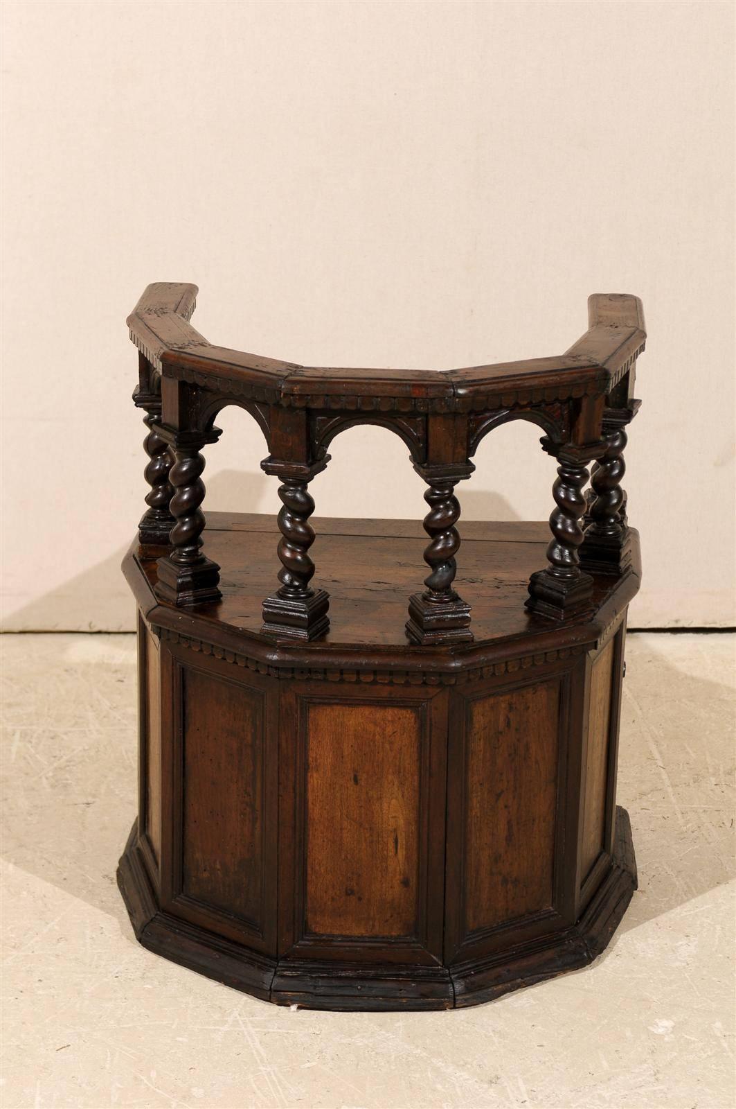 18th Century Italian Wooden Carved Round about Chair In Good Condition For Sale In Atlanta, GA