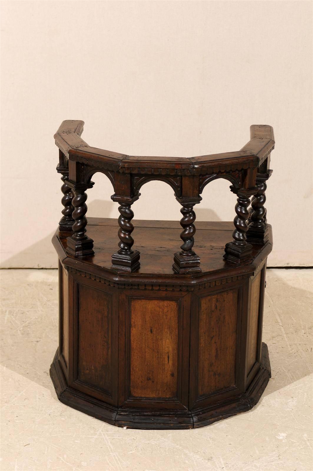 Silla redonda de madera tallada italiana del siglo XVIII siglo XVIII y antes en venta