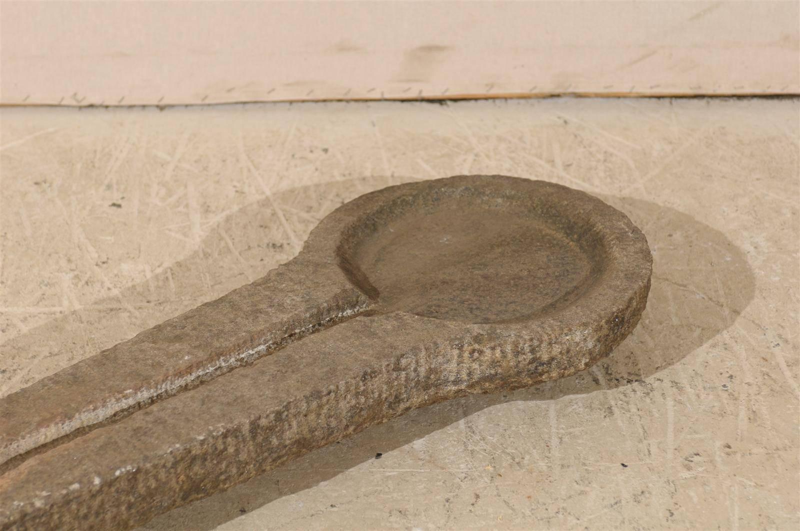 Un componente de fuente de jardín de granito tallado a mano. Este desagüe de granito indio también funcionaría muy bien como colector de agua de bajante para redirigir el flujo.