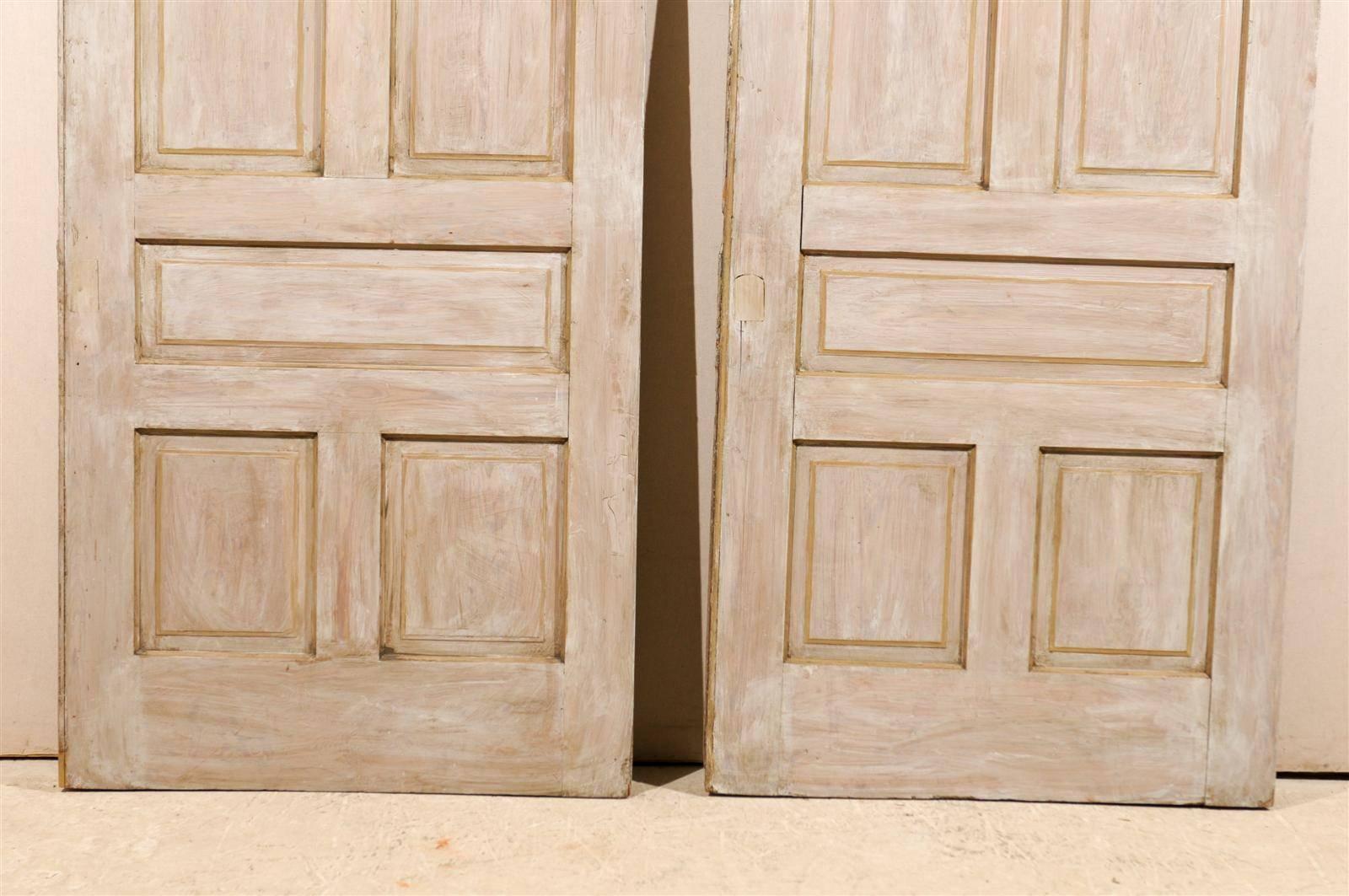 Paar bemalte Holztüren mit 5 Türen aus dem frühen 20. Jahrhundert, mit Originalbeschlägen (amerikanisch) im Angebot