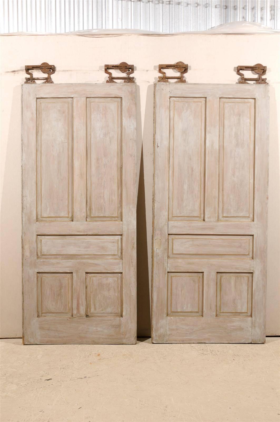 Paar bemalte Holztüren mit 5 Türen aus dem frühen 20. Jahrhundert, mit Originalbeschlägen im Zustand „Gut“ im Angebot in Atlanta, GA