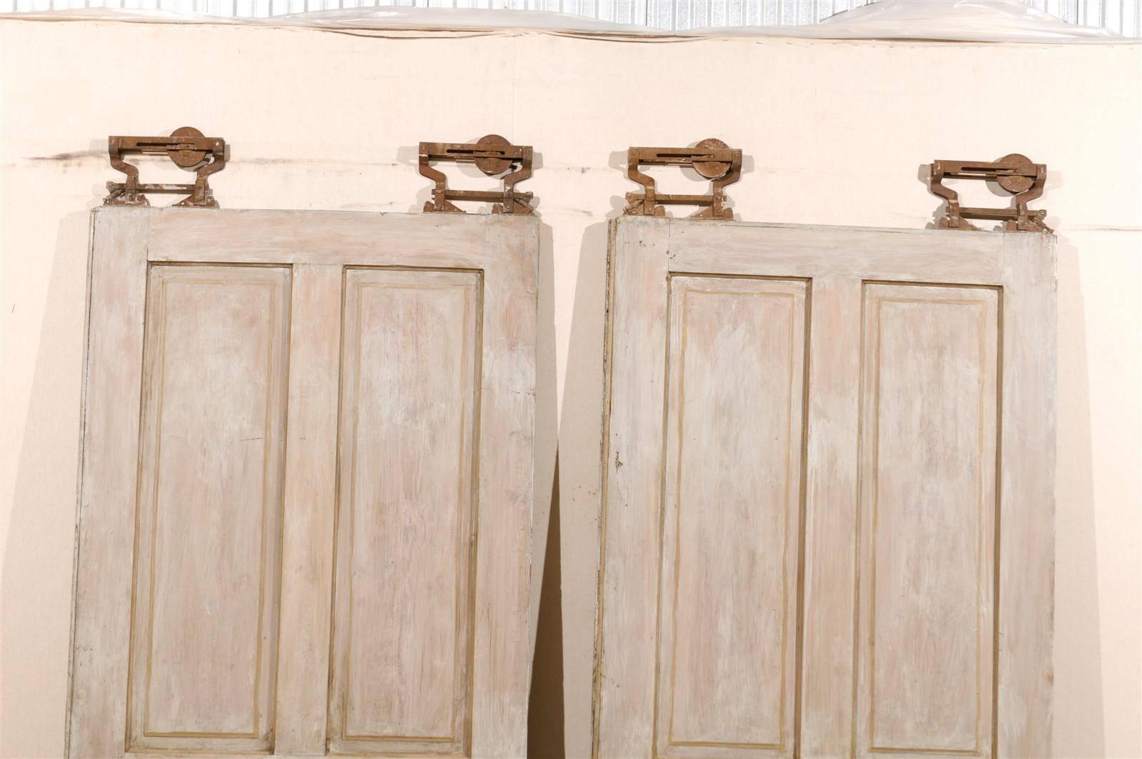 Paar bemalte Holztüren mit 5 Türen aus dem frühen 20. Jahrhundert, mit Originalbeschlägen im Angebot 1