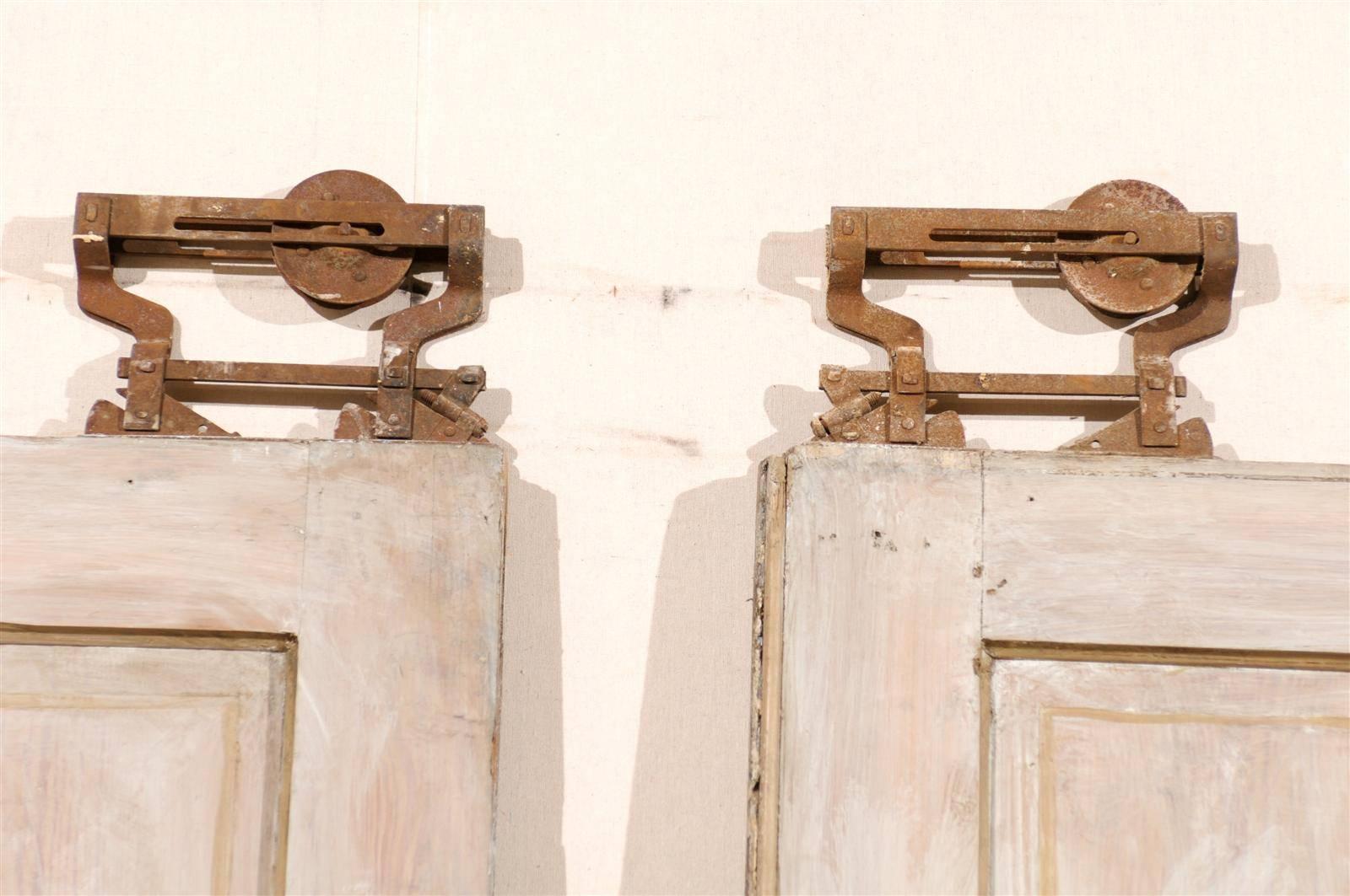 Dipinto Coppia di porte a soffietto a 5 pannelli in legno dipinto dei primi del Novecento, con ferramenta originale in vendita