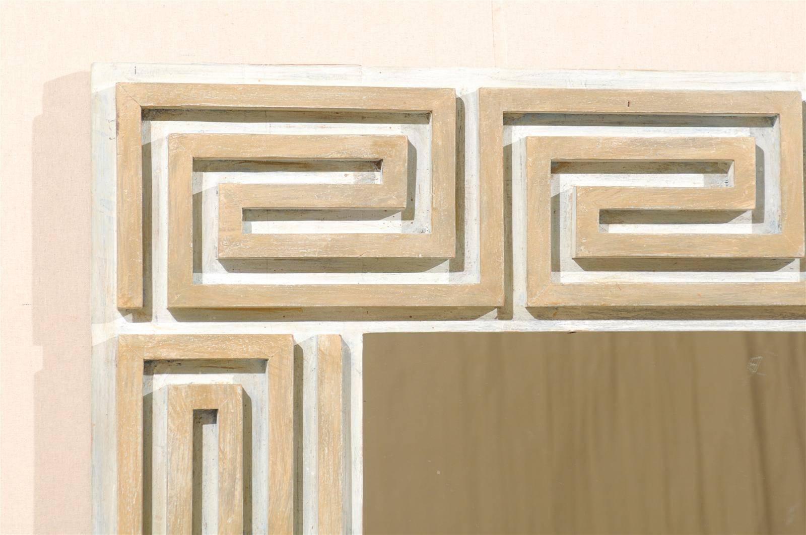 Großer griechischer Schlüssel-Spiegel aus bemaltem Holz in neutralem Hellbraun, Beige und Creme im Zustand „Gut“ im Angebot in Atlanta, GA