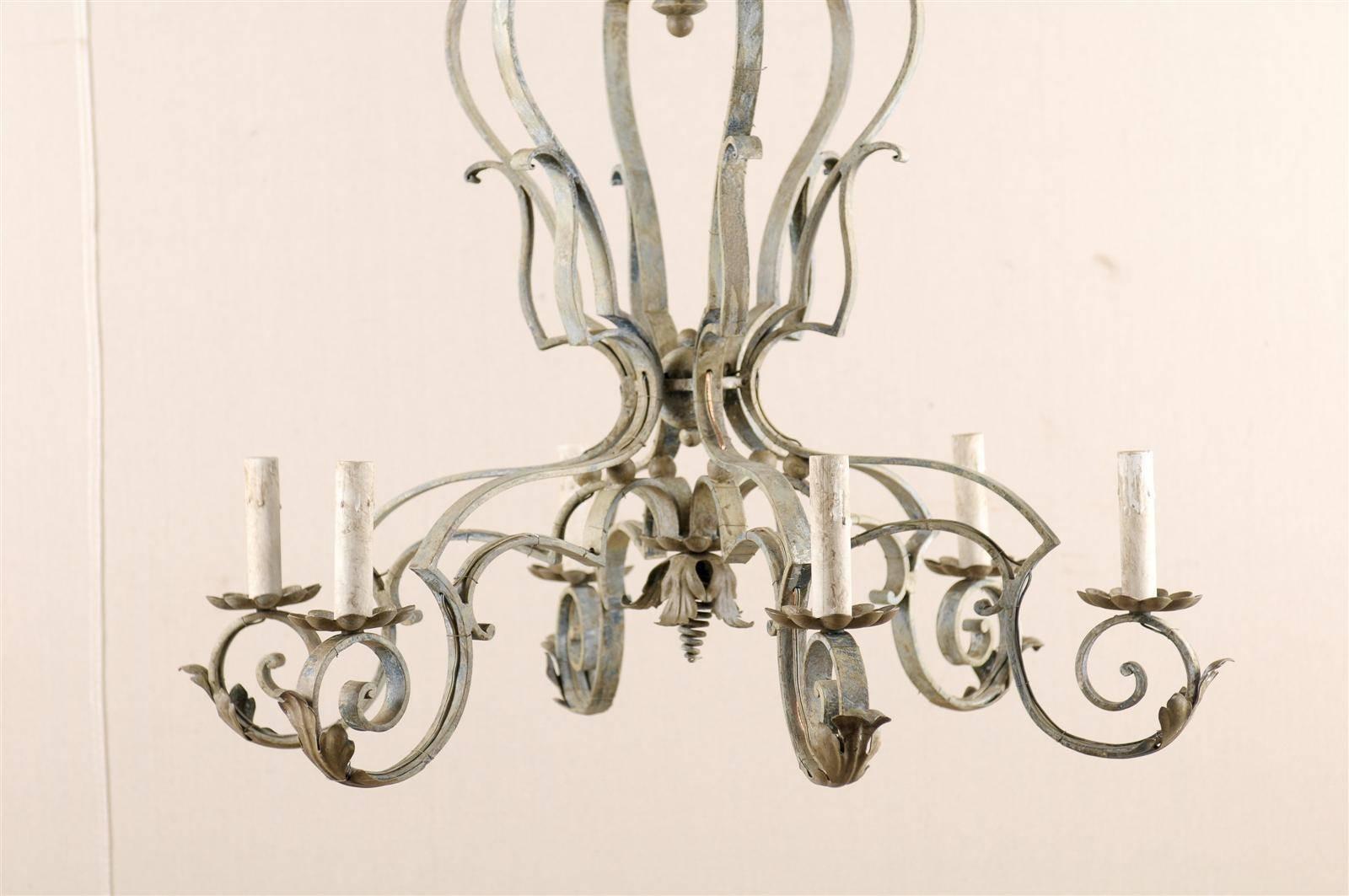 Bemalter Sechs-Licht-Kronleuchter, französisch, Mitte des 20. Jahrhunderts (Eisen) im Angebot