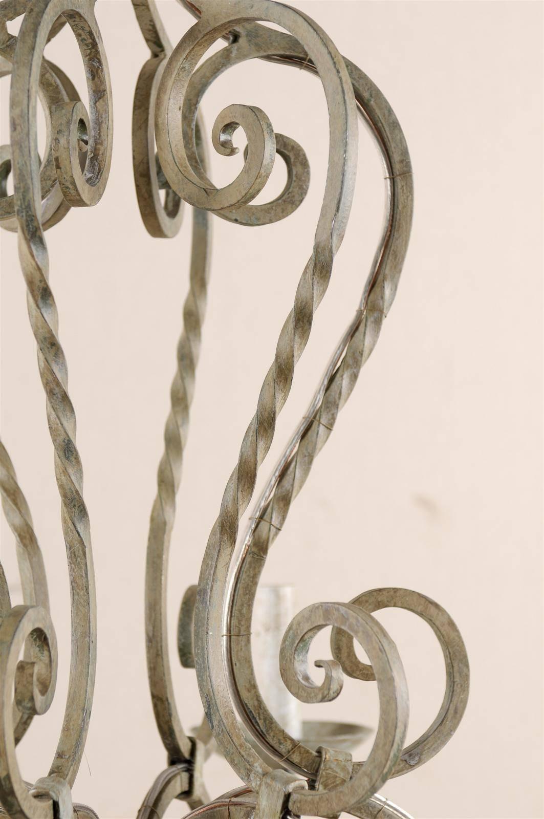 6 Leuchten-Kronleuchter aus lackiertem Eisen im Vintage-Stil mit S-Schnörkeln in neutralem Grau (Gemalt) im Angebot