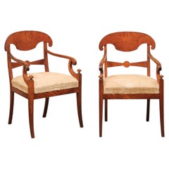 Elegante coppia di poltrone in legno di betulla in stile Impero svedese, primi anni del XIX secolo