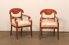Elegante coppia di poltrone in legno di betulla in stile Impero svedese, primi anni del XIX secolo